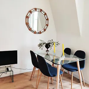 https://top-floor-nest-balcony-close-to-sea-and-old-town.fr-provencehotel.com
